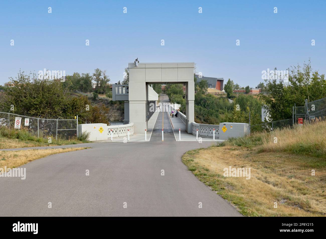 Calgary, Alberta, Canada - Elbow River pathway che si avvicina all'estremità sud della Glenmore Dam e pathway in una mattinata estiva Foto Stock