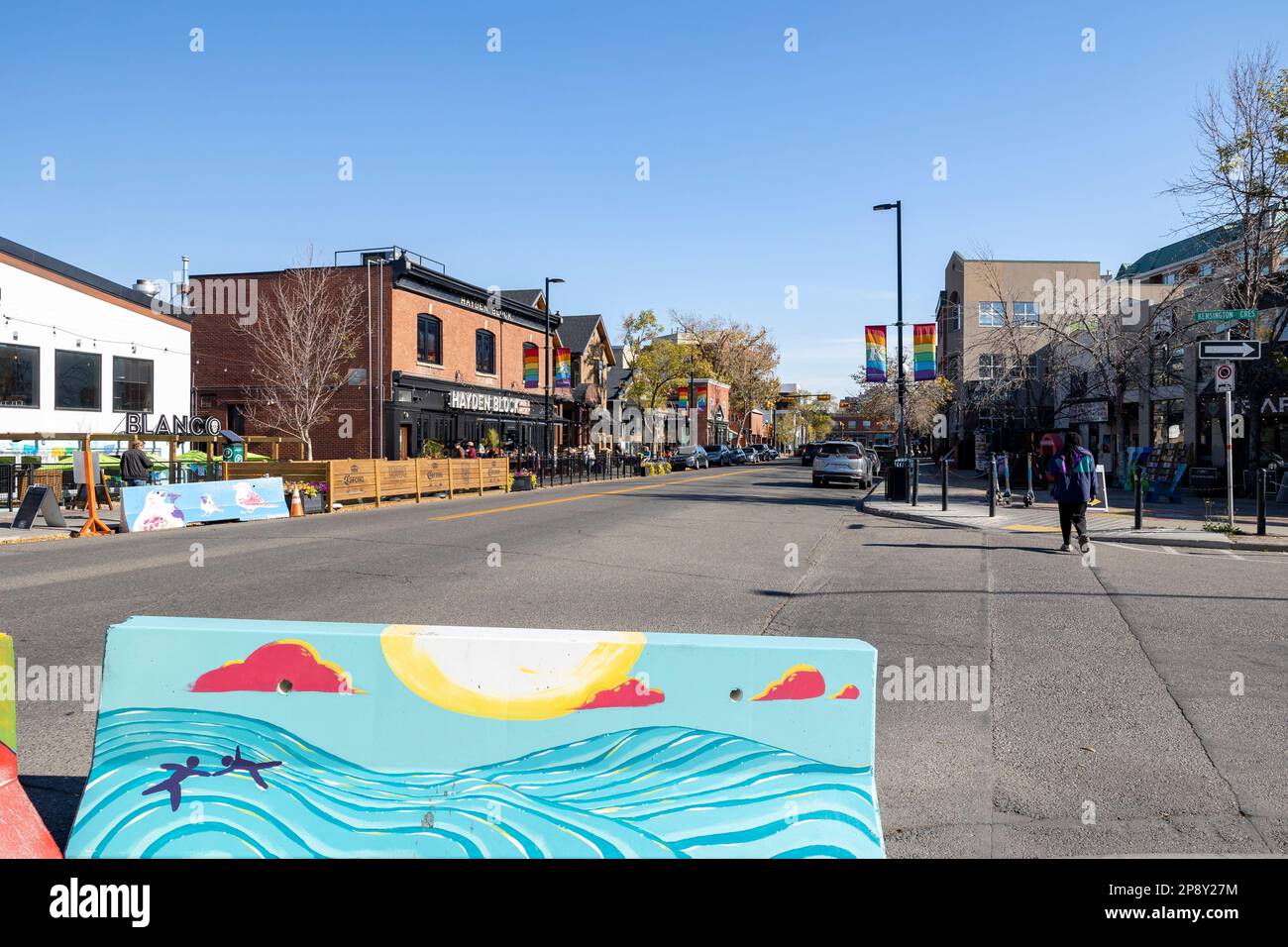 Calgary, Alberta, Canada - guardando verso est lungo Kensington Road da Kensington Crescent Foto Stock
