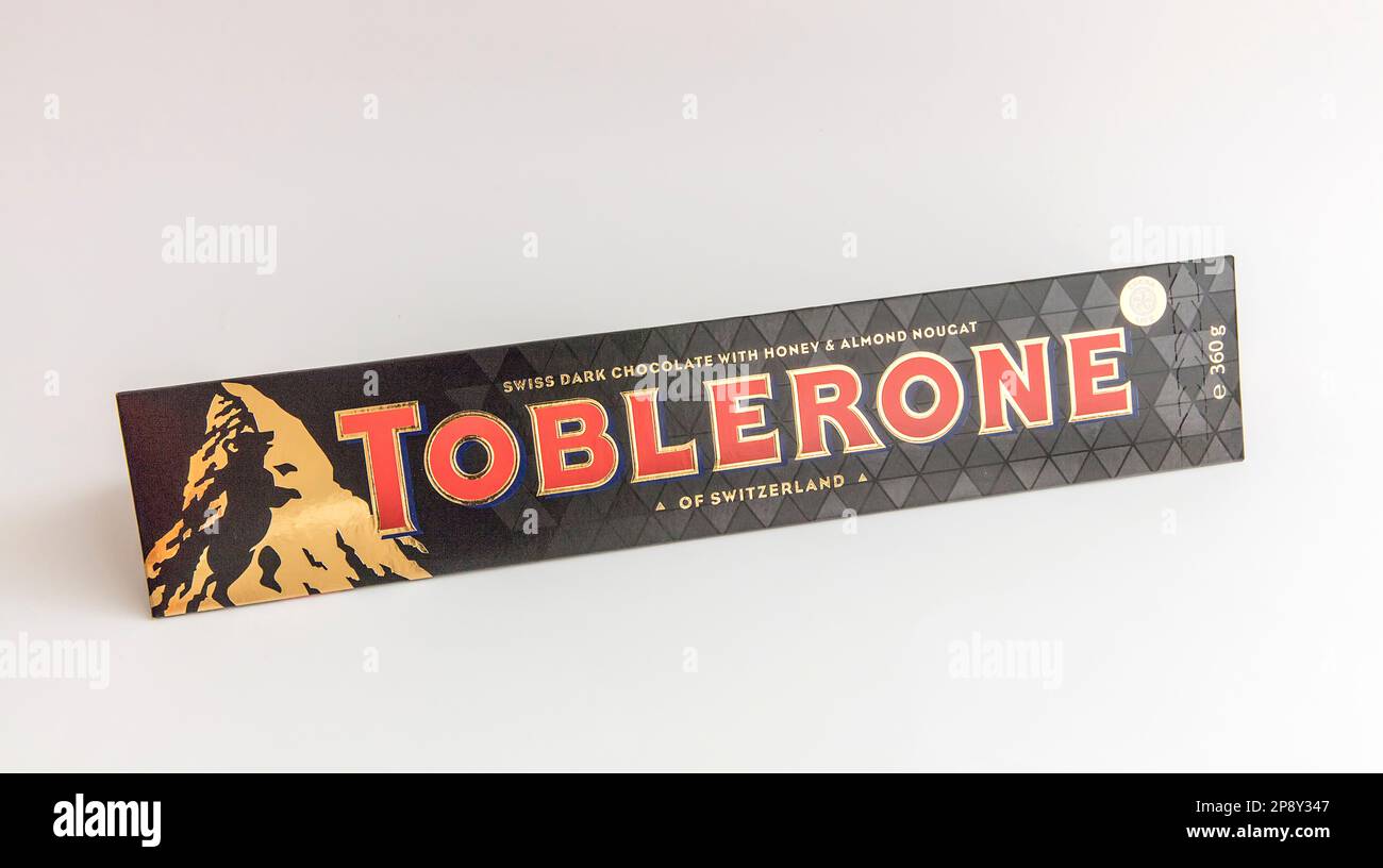 Cioccolato fondente con torrone di miele e mandorle Toblerone bar con Cervino e logo di orso svizzero Foto Stock