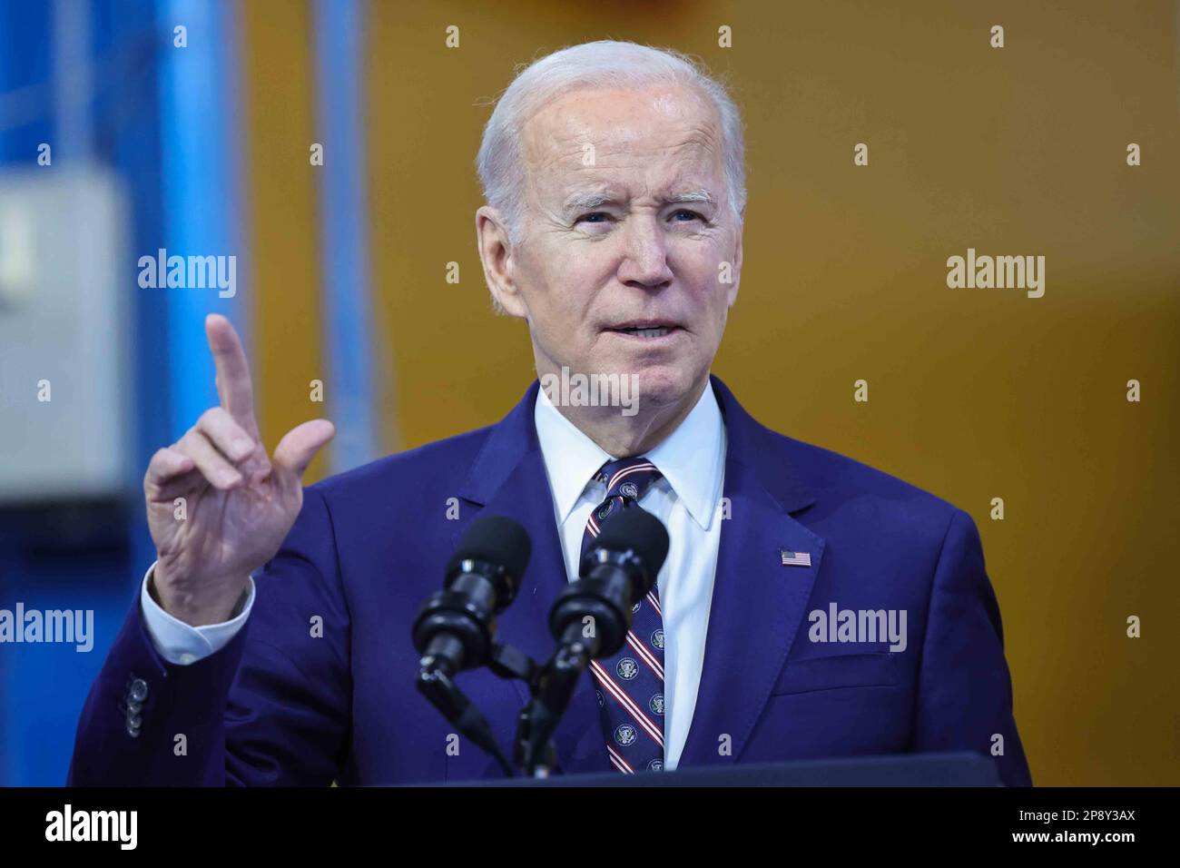 Il presidente degli Stati Uniti Joe Biden fa le sue osservazioni mentre discute il suo preventivo per l'anno fiscale 2024 al Finishing Trades Institute, Philadelphia, Pennsylvania giovedì 9 marzo 2023. Nelle sue osservazioni il presidente ha toccato i suoi piani di investire in America, continuare a ridurre i costi per le famiglie, proteggere e rafforzare la Social Security e Medicare, e ridurre il deficit di bilancio. Credito: Saquan Stimpson/CNP /MediaPunch Foto Stock