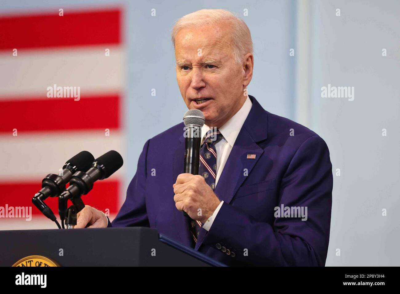 Il presidente degli Stati Uniti Joe Biden fa le sue osservazioni mentre discute il suo preventivo per l'anno fiscale 2024 al Finishing Trades Institute, Philadelphia, Pennsylvania giovedì 9 marzo 2023. Nelle sue osservazioni il presidente ha toccato i suoi piani di investire in America, continuare a ridurre i costi per le famiglie, proteggere e rafforzare la Social Security e Medicare, e ridurre il deficit di bilancio. Credito: Saquan Stimpson/CNP /MediaPunch Foto Stock