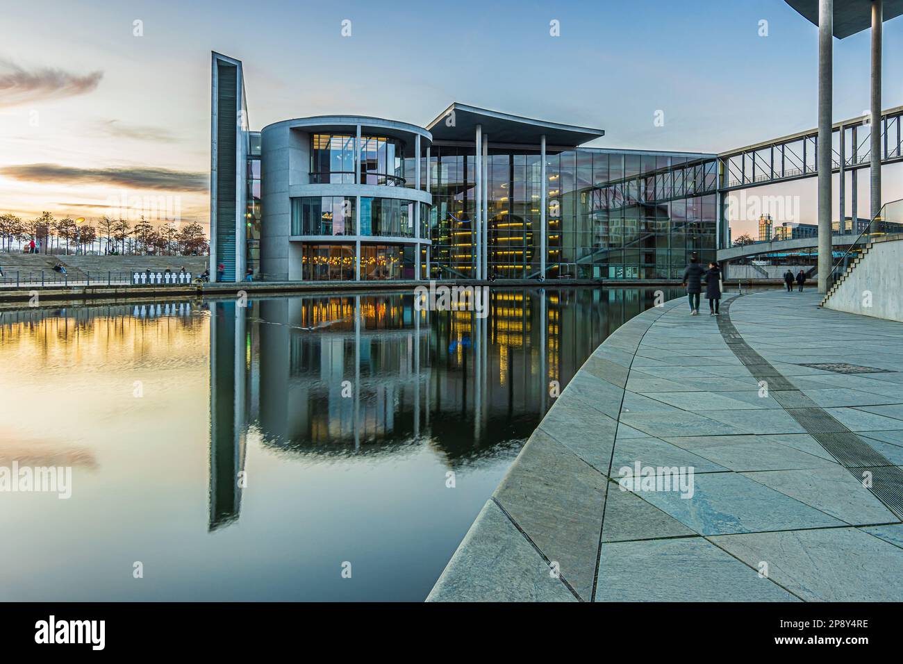 Spree lungofiume nel centro di Berlino. Distretto governativo nella capitale della Germania. Edificio governativo illuminato con riflessione sul fiume Sprea Foto Stock