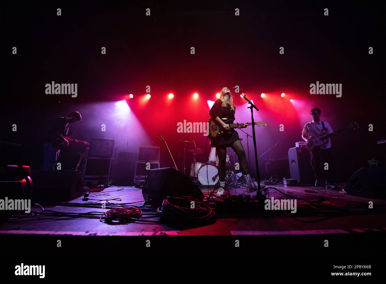 La band indie americana Slow Pulp si esibisce dal vivo al Columbiahalle di Berlino, in Germania, mentre sostiene in tournée la band statunitense Death Cab for Cutie Foto Stock