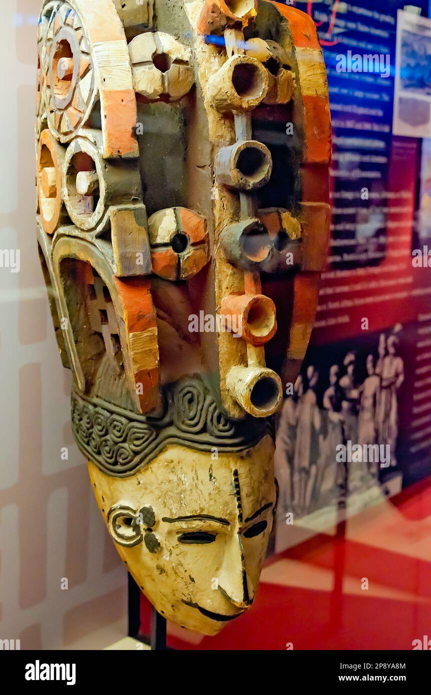 Una maschera Igbo da fanciulla è esposta alla mostra “Spirits of the Passage: The Story of the Transatlantic Slave Trade” al GulfQuest di Mobile, Alabama. Foto Stock