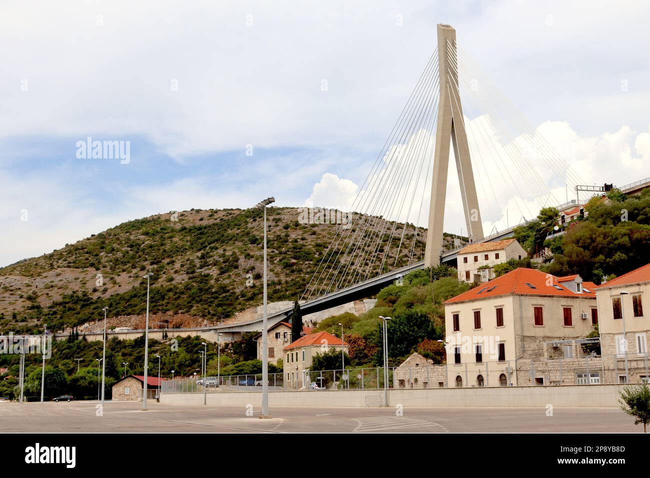 Oltre 140 metri di altezza, il ponte Franjo Tuđman, domina il fiume Ombla, e le case nel nord di Dubrovnik, Croazia, visto a livello del mare. Foto Stock