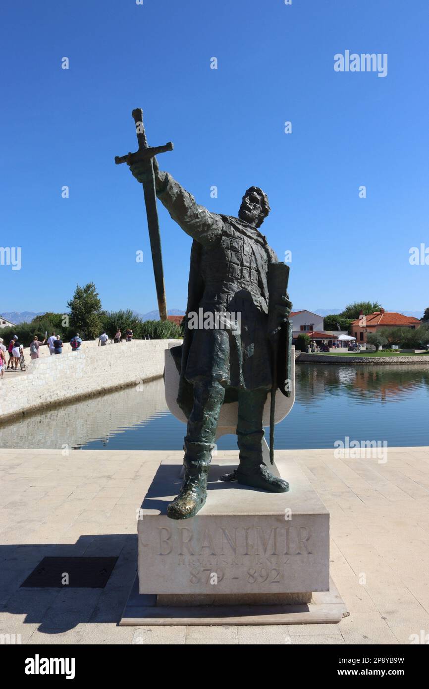 Statua del Duca Branimir montato lungo il ponte di accesso originale del 16th ° secolo alla storica città vecchia di Nin, contea di Zara, Croazia Foto Stock