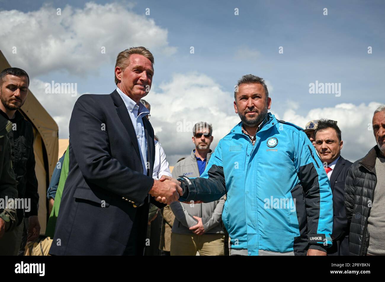 Ambassador Jeffry Flake, a sinistra, Stati Uniti Ambasciatore a Türkiye, si scosta le mani con Arif Cetin, vicedirettore generale dell'UE e degli Affari esteri del Ministero della Salute di Türkiye, presso l'ospedale da campo presso l'Università Mustafa Kemal di Serinyol, Hatay, Türkiye, 7 marzo 2023. L'ambasciatore Flake ha visitato Hatay per la consegna ufficiale dell'ospedale da campo presso l'Università di Mustafa Kemal al Ministero della Salute del governo turco per conto degli Stati Uniti Dipartimento della Difesa. Su richiesta del governo turco, personale militare degli Stati Uniti assegnato a 39th Air base Wing e Task Force 61 Foto Stock