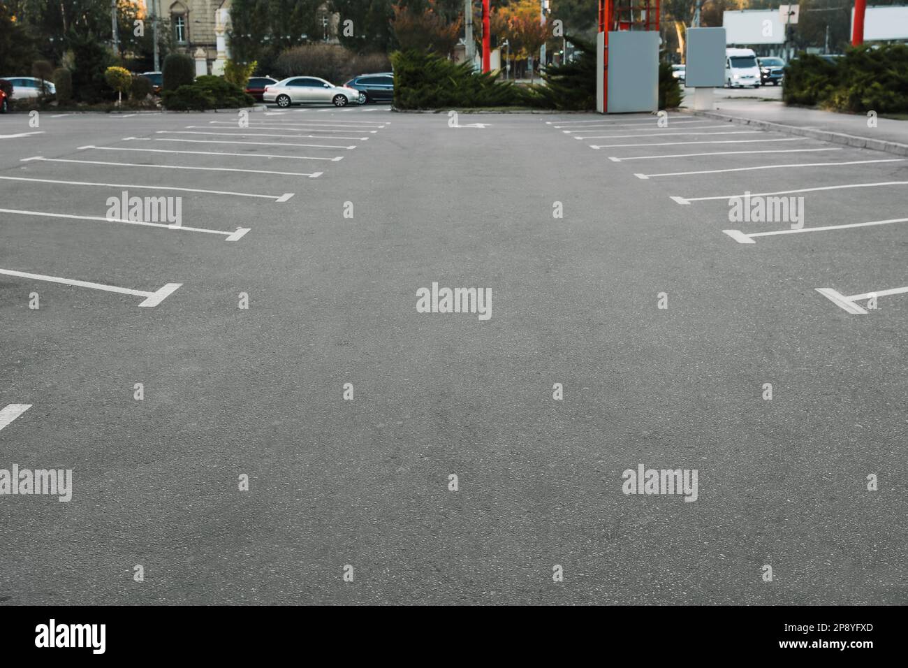 Parcheggi con linee bianche all'aperto Foto Stock Parcheggi con linee bianche all'aperto Foto Stock