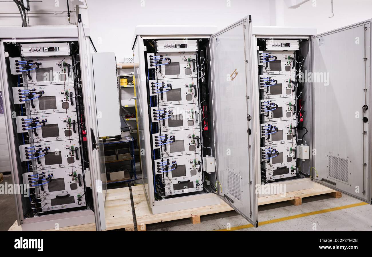Heide, Germania. 03rd Mar, 2023. Tre sistemi modulari a idrogeno di H2 Core Systems GmbH si trovano in una sala di assemblaggio. (A dpa: 'In Dithmarschen il post (idrogeno) si spegne') Credit: Christian Charisius/dpa/Alamy Live News Foto Stock