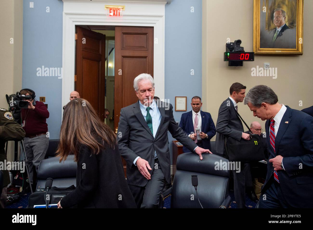 Direttore, Avril Haines, ufficio del direttore di intelligenza nazionale, sinistra, direttore, William J. Burns, Central Intelligence Agency, Center, e il direttore, Christopher Wray, Federal Bureau of Investigation, a destra, prendono posto al tavolo dei testimoni durante un Comitato permanente di selezione della Camera per l'audizione di intelligence sulle minacce mondiali annuali, nel Cannon House Office Building a Washington, DC, giovedì 9 marzo 2023. Credito: Rod Lamkey/CNP /MediaPunch Foto Stock