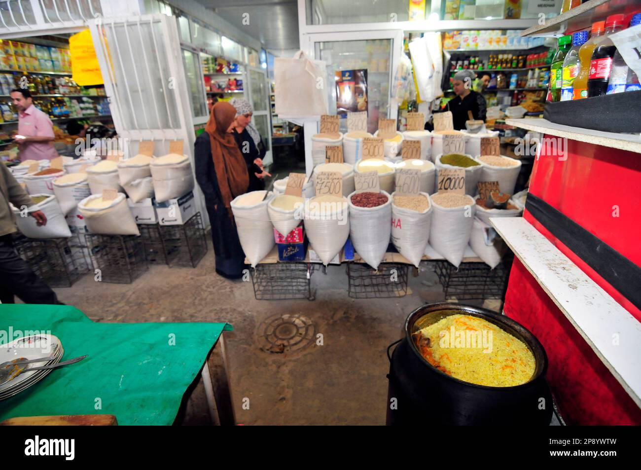 Negozio di riso e legumi al mercato di Bukhara, Uzbekistan. Foto Stock