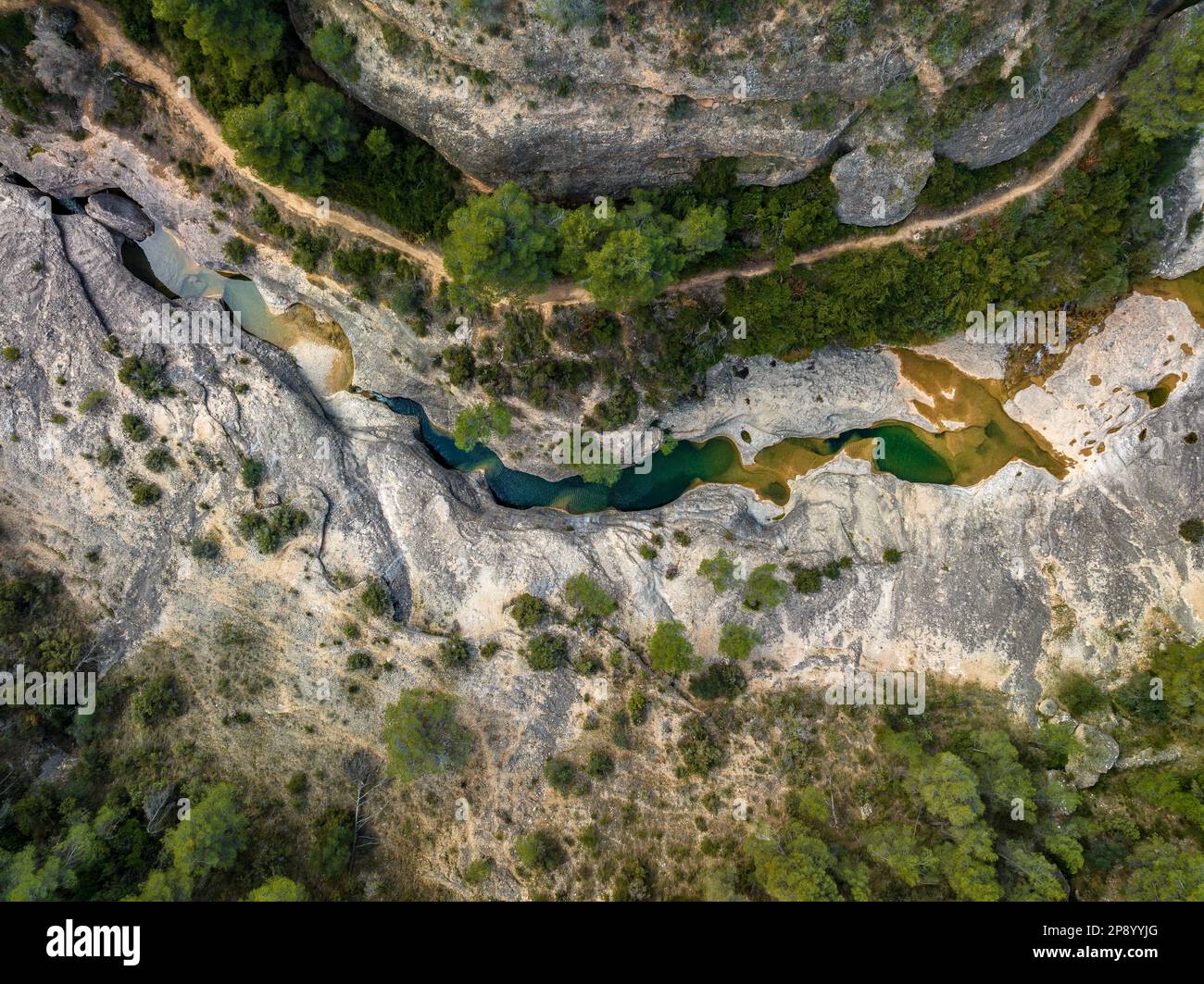 Veduta aerea del luogo di Les Olles d'Horta de Sant Joan, sul fiume Canaletes (Terra alta, Tarragona, Catalogna, Spagna) Foto Stock