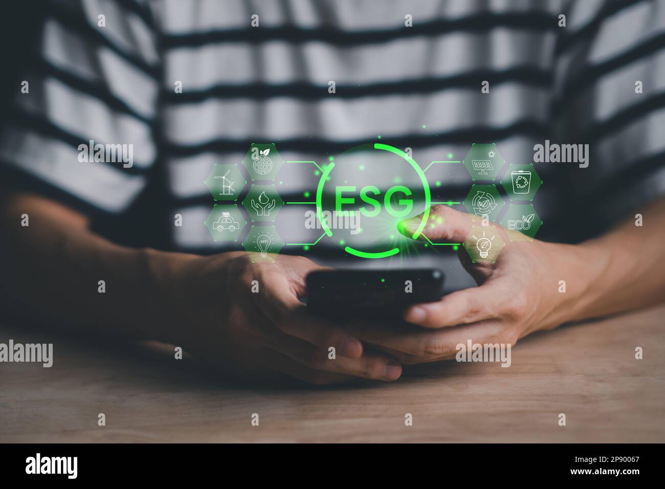 ESG, ambiente, Governance sociale. Sostenibile, etico. Uomo d'affari con smartphone. Sviluppo organizzativo di affari. rinnovare la riduzione delle risorse. Foto Stock