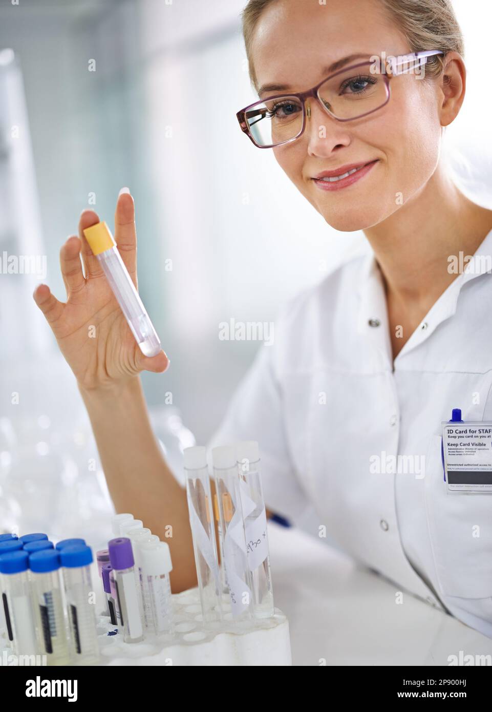 Alla scoperta di nuove frontiere mediche. Un giovane scienziato che conduce test di laboratorio. Foto Stock