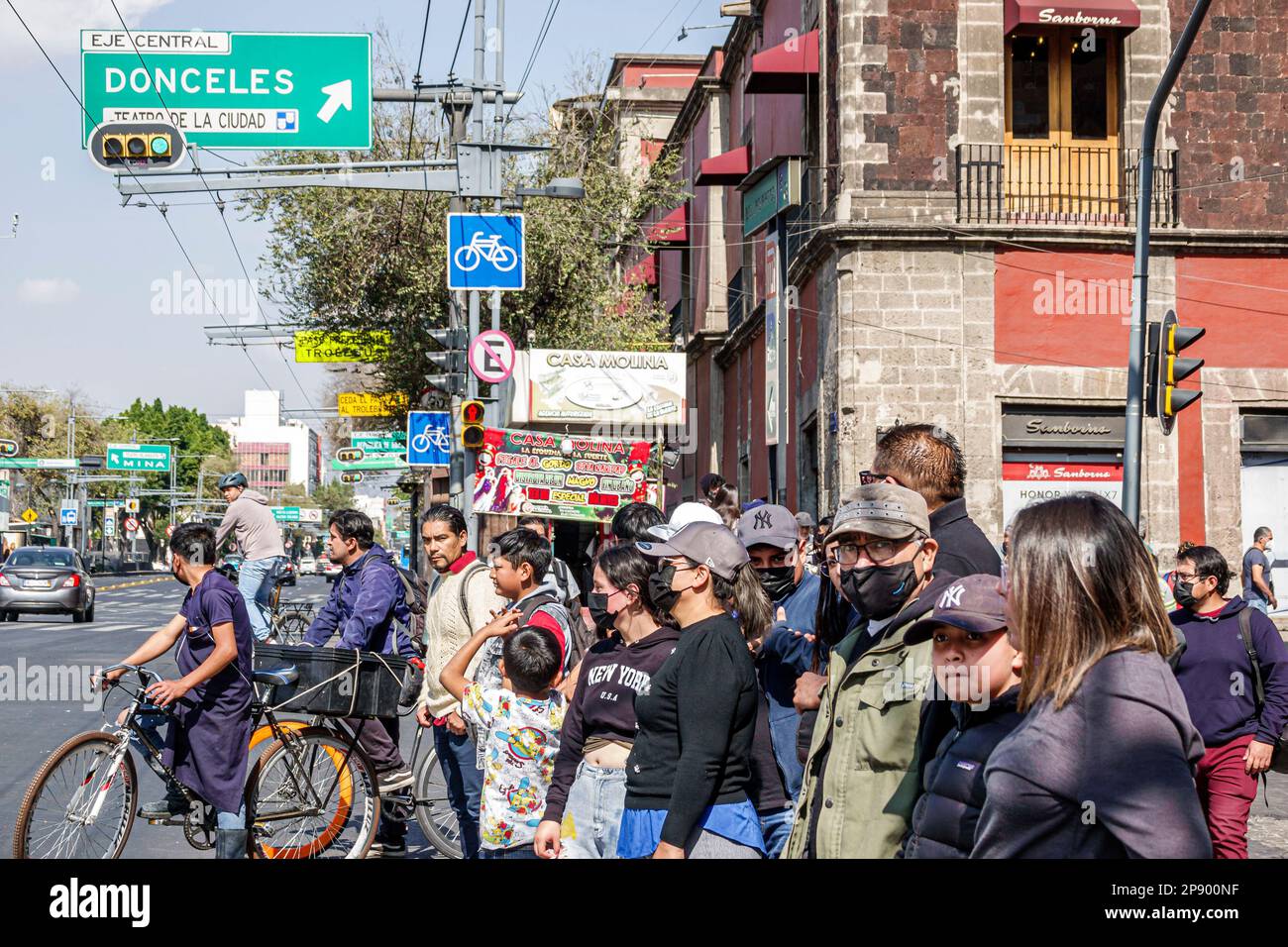 Città del Messico, in attesa di cambiamento del segnale luminoso, incrocio traffico, uomo uomini maschio, donna donna donna donna donna donna donna, adulti, residenti residenti, coppia Foto Stock