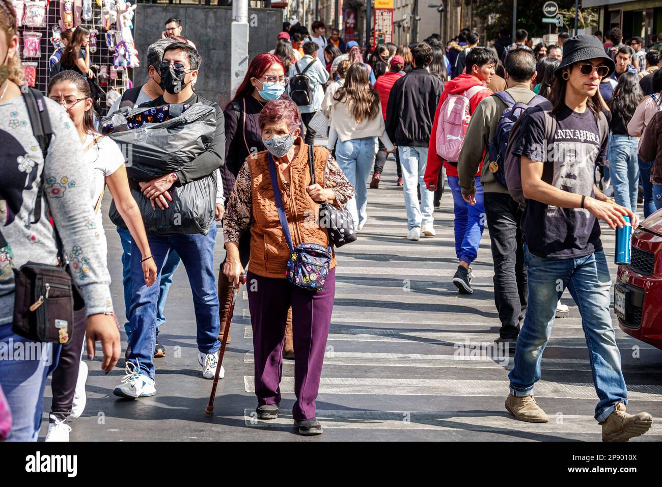 Città del Messico, usando la canna, uomini di traversata maschio, donne donna donna donna donna donna donna donna donna, adulti, residenti residenti, anziani cittadini cittadini cittadini, pensione pensionata Foto Stock