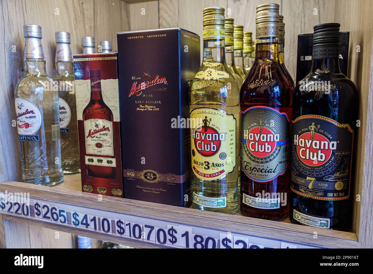 Città del Messico, bottiglie di alcolici, Havana Club Matalem rum, interni interni, negozi business negozi, negozi, commercianti, ma Foto Stock