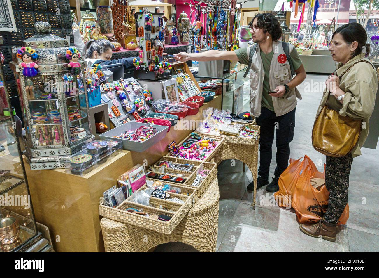 Città del Messico, Museo de Arte popolare, museo di arte popolare, guardando i regali souvenir souvenir souvenir, uomo uomo maschio, donna donna donna donna donna donna donna donna, adulti, residente Foto Stock