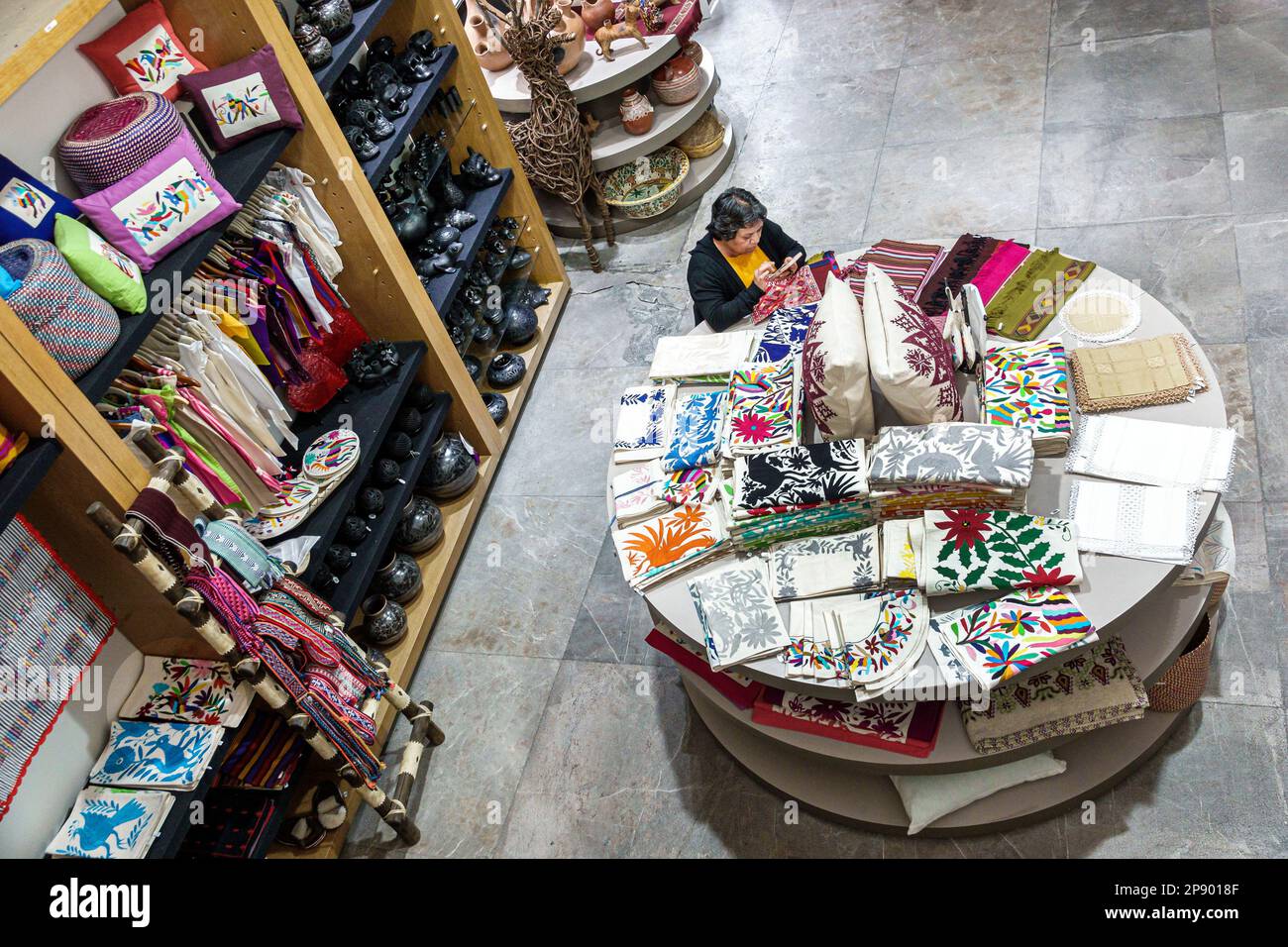 Città del Messico, Museo de Arte popolare, museo di arte popolare, guardando i regali souvenir souvenir souvenir, donna donna donna donna donna donna donna donna donna donna, adulti, residenti residenti, INS Foto Stock