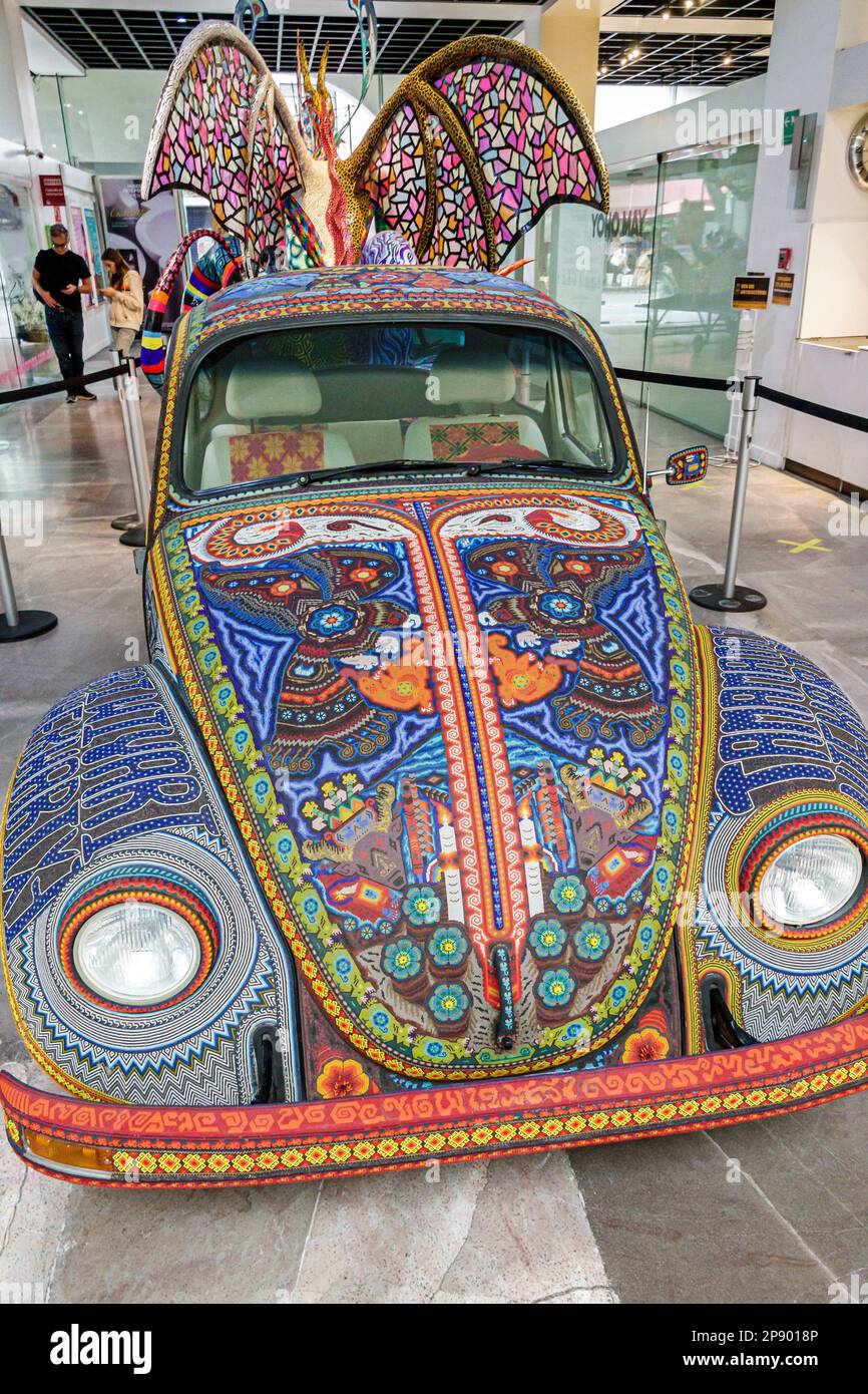 Città del Messico, Museo de Arte popolare, museo d'arte popolare, auto d'arte dipinta Volkswagen bug scarabeo, interni interni, mostre, esposizione mostre coll Foto Stock