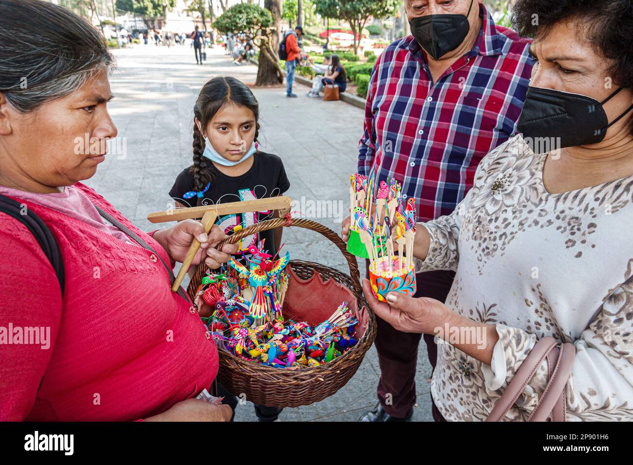 Città del Messico, cestino regali souvenir souvenir, centro storico, alebrijes alebrije legno folk arte figurine, uomo uomini maschio, donna donna donna donna donna donna donna, adulto Foto Stock