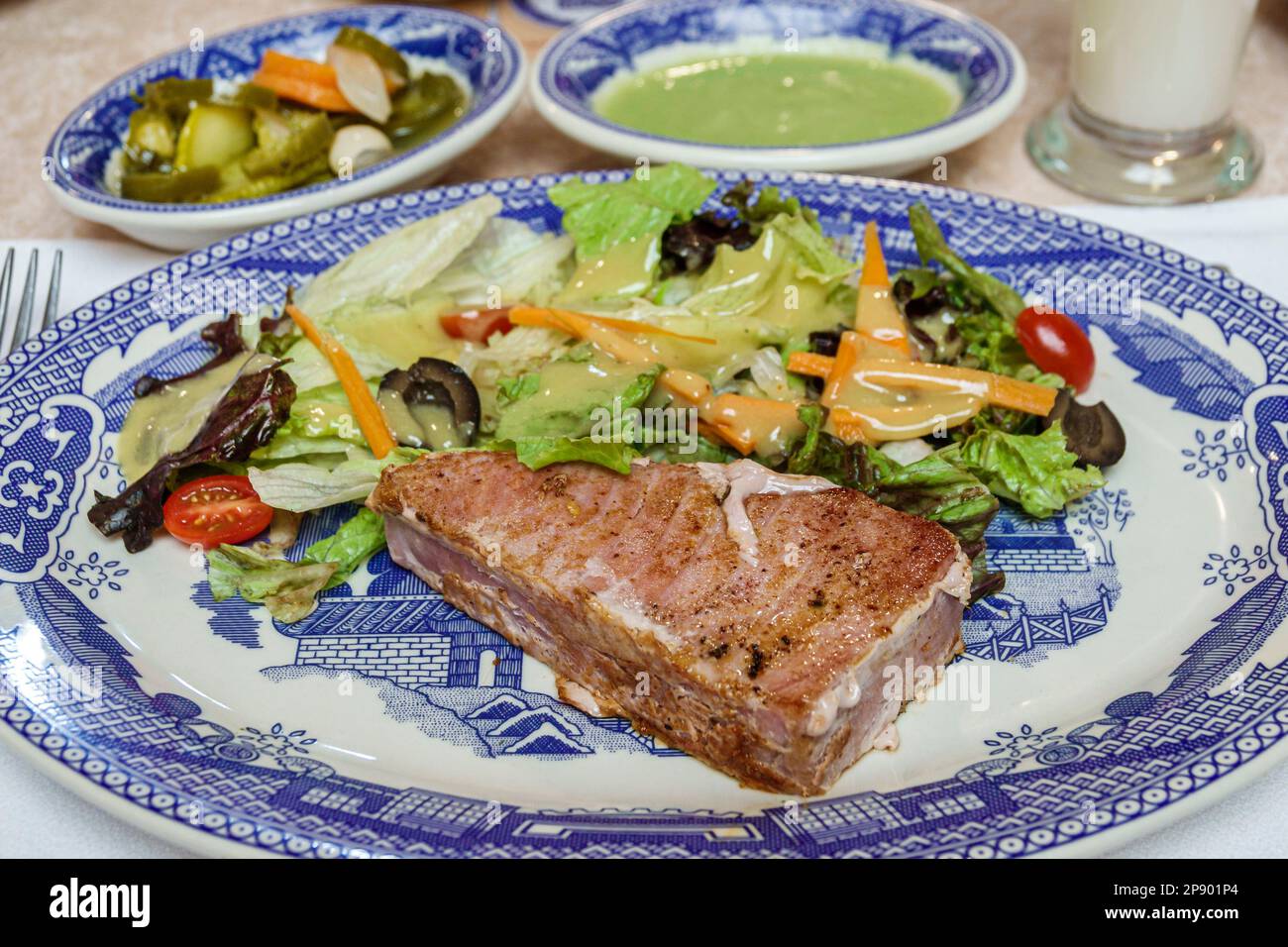 Città del Messico, Sanborns Coyoacan, pranzo con piatto blu, insalata di tonno scottata, interno interno, ristorante, ristoranti, mangiare fuori, caffè informale caffè Foto Stock