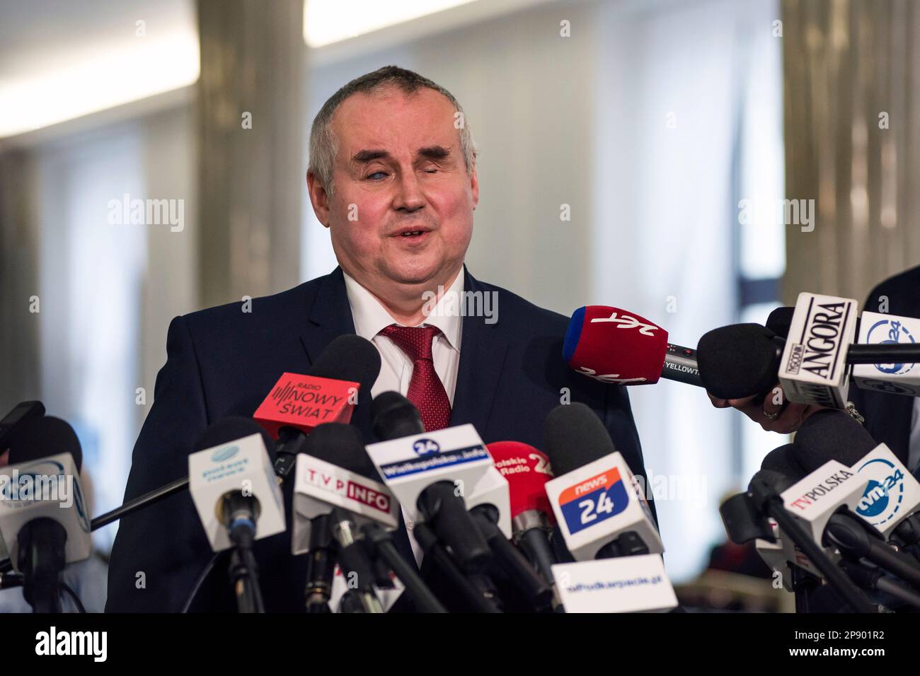 Pawel Wdowik, Segretario di Stato del Ministero della Famiglia, del lavoro e della politica sociale e Plenipotenziario del Governo per i disabili, interviene durante una conferenza stampa in Parlamento. È il 4th° giorno da quando un gruppo di persone con disabilità, insieme ai loro genitori e alle persone che si prendono cura, si sono riuniti nel Sejm (casa bassa del Parlamento) lunedì 6th marzo, chiedendo che la pensione sociale sia equiparata al minimo nazionale. Tra i manifestanti nel Sejm è anche MP - Iwona Hartwich con il suo figlio disabile, Jakub. Il PO (piattaforma Civica) MP ha informato durante una conferenza stampa che pop Foto Stock