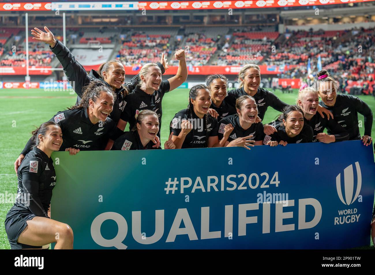 Vancouver, Canada. 5th marzo, 2023. Nuova Zelanda Women Rugby team ha una foto di gruppo di fronte al 2024 olimpico qualificato segno dopo Day 3 - HSBC Cana Foto Stock
