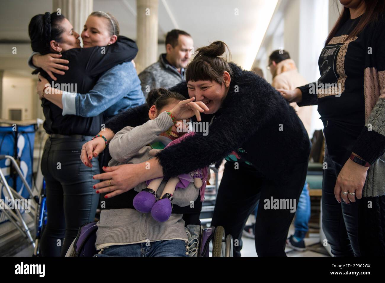 Due ragazze con disabilità si abbracciano teneramente addio, come una di loro è in procinto di lasciare la protesta a causa del declino della salute. È il 4th° giorno da quando un gruppo di persone con disabilità, insieme ai loro genitori e alle persone che si prendono cura, si sono riuniti nel Sejm (casa bassa del Parlamento) lunedì 6th marzo, chiedendo che la pensione sociale sia equiparata al minimo nazionale. Tra i manifestanti nel Sejm è anche MP - Iwona Hartwich con il suo figlio disabile, Jakub. Il PO's (piattaforma Civica) MP ha informato durante una conferenza stampa che le persone con disabilità stanno presentando una bozza di atto sulla socia Foto Stock