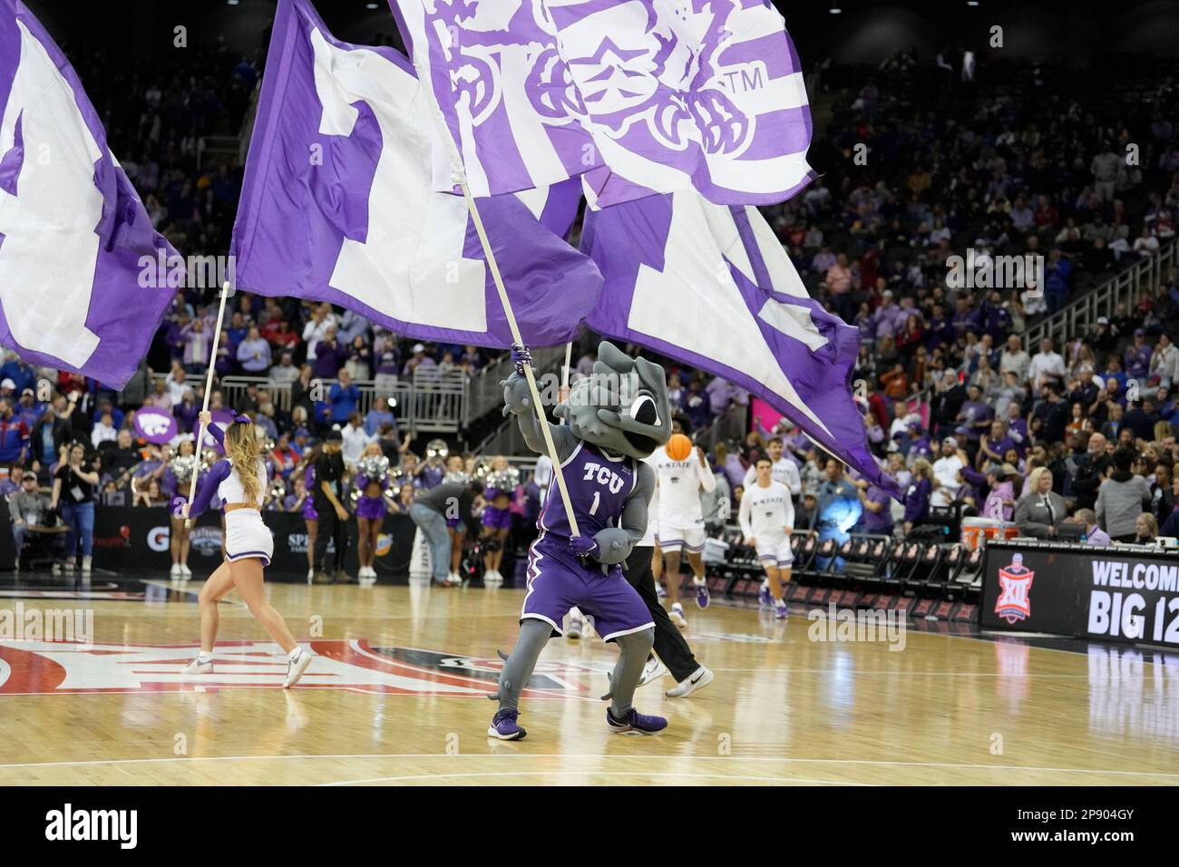 MAR 09 2023: La mascotte di rana cornea prende il campo nel torneo Big 12 Championship al centro T-Mobile di Kansas City, Missouri. Jon Robichaud/CSM. Foto Stock