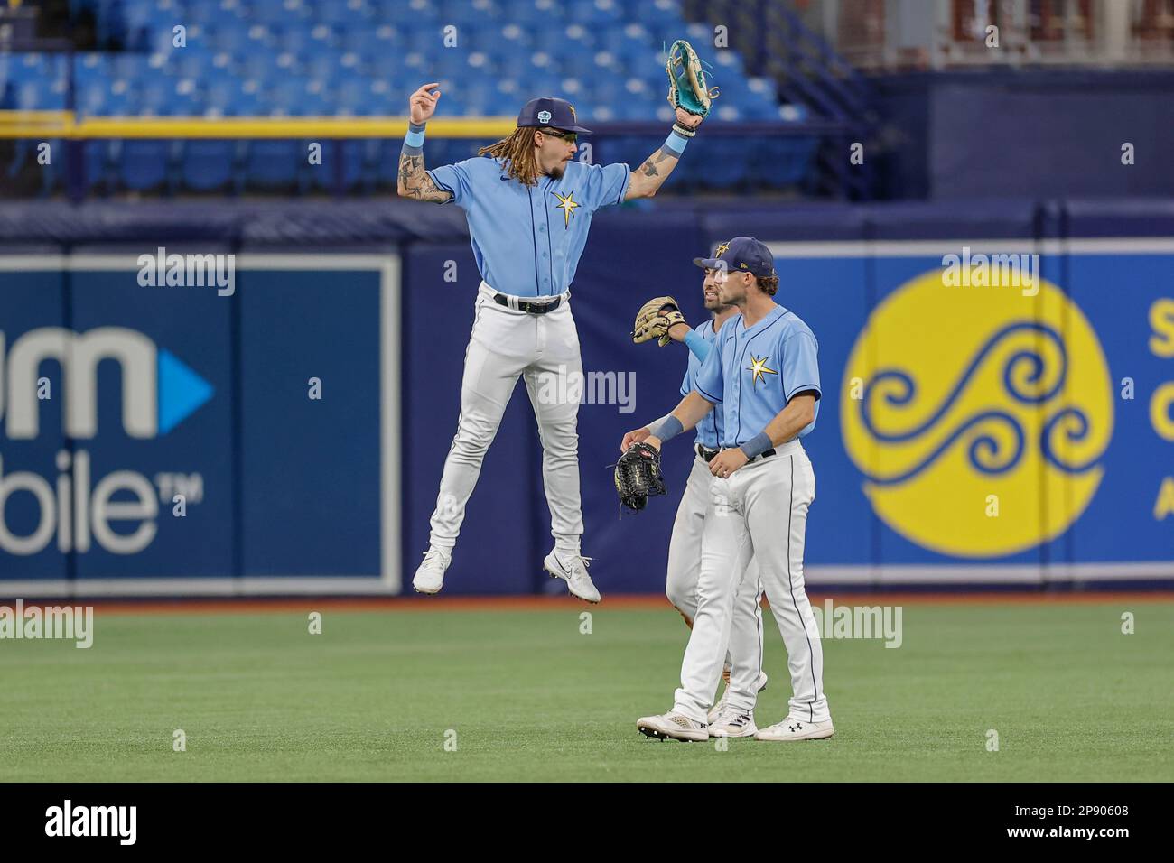 Tampa Bay rays outfielder Niko Hulsizer (76) salta per festeggiare la vittoria dopo un gioco di allenamento primaverile MLB contro i Toronto Blue Jays al Tropicana F. Foto Stock