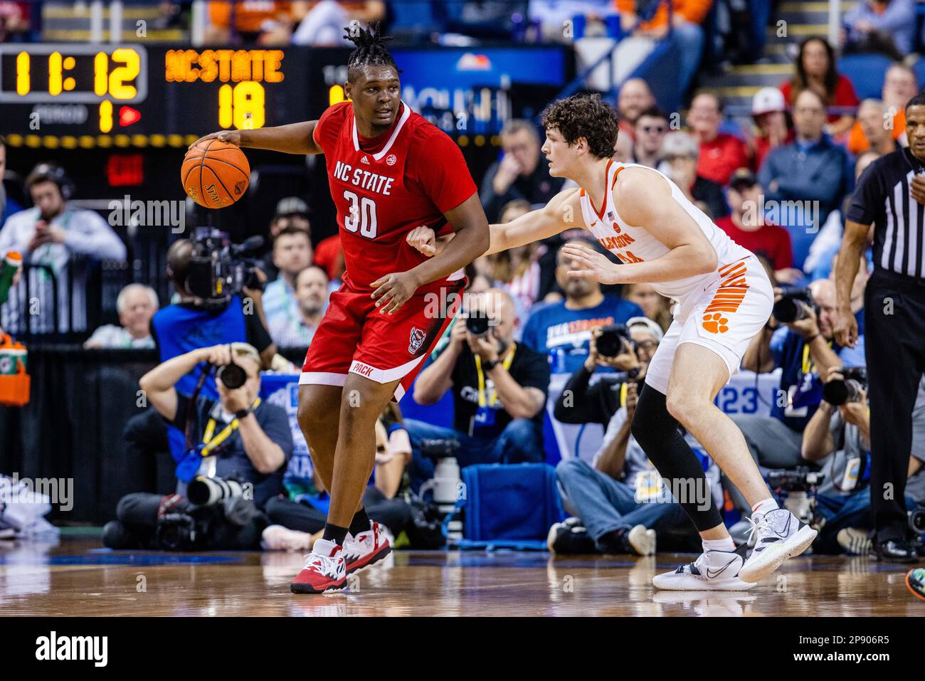 9 marzo 2023: North Carolina state Wolfpack avanti D.J. Burns Jr. (30) si abbassa al centro di Clemson Tigers PJ Hall (24), a destra, durante il round del quarto finale del torneo maschile ACC al Greensboro Coliseum di Greensboro, North Carolina. (Scott Kinser/Cal Sport Media) Foto Stock