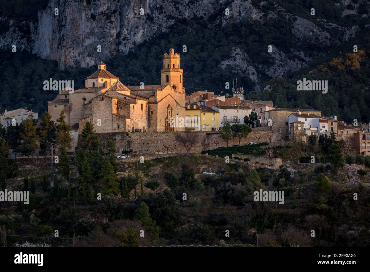 Ultimo raggio di luce pomeridiana sulla chiesa di Sant Jaume a Tivissa al tramonto (Ribera d'Ebre, Tarragona, Catalogna, Spagna) ESP: último rayo de luz Tivissa Foto Stock