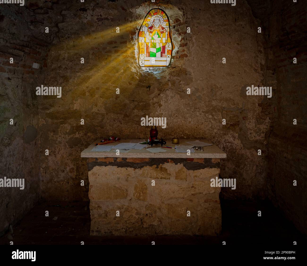 Tempio senza nome riun dall'età di Arpad. Ci è vicino al villaggio di Radliget. Questa attrazione non troppo famosa benchè sia un monumento storico di mezza età. Foto Stock