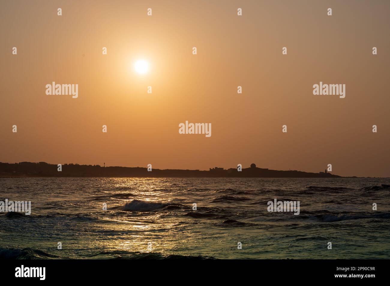 Il sole si sta gradualmente spostando verso il livello del mare. Silhouette di fabbrica al tramonto. Prestare attenzione ai cambiamenti climatici e allo sviluppo industriale. Taiwan Foto Stock