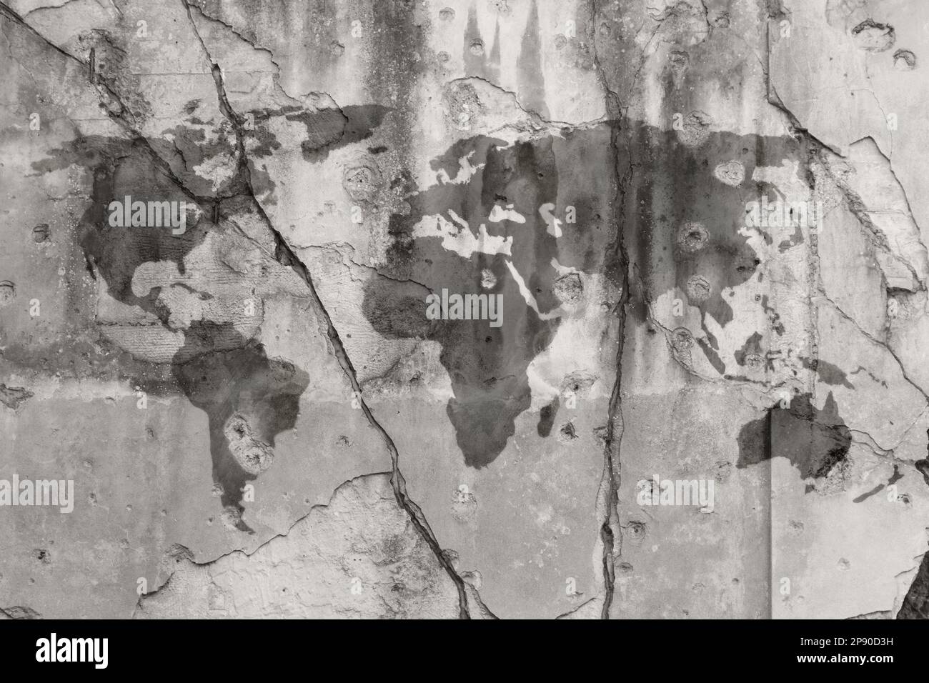 Mappa del mondo grigio scuro intemperiato dipinta su una parete incrinata con fori proiettili. Sfondo a trama full frame ad alta risoluzione in bianco e nero. Foto Stock