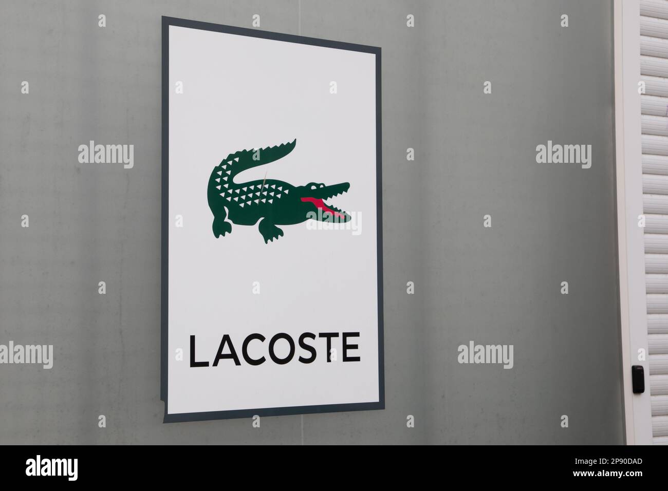 Bordeaux , Aquitaine France - 02 25 2023 : Lacoste logo marca negozio e  segno di testo catena facciata negozio sport francese moda azienda ingresso  Foto stock - Alamy