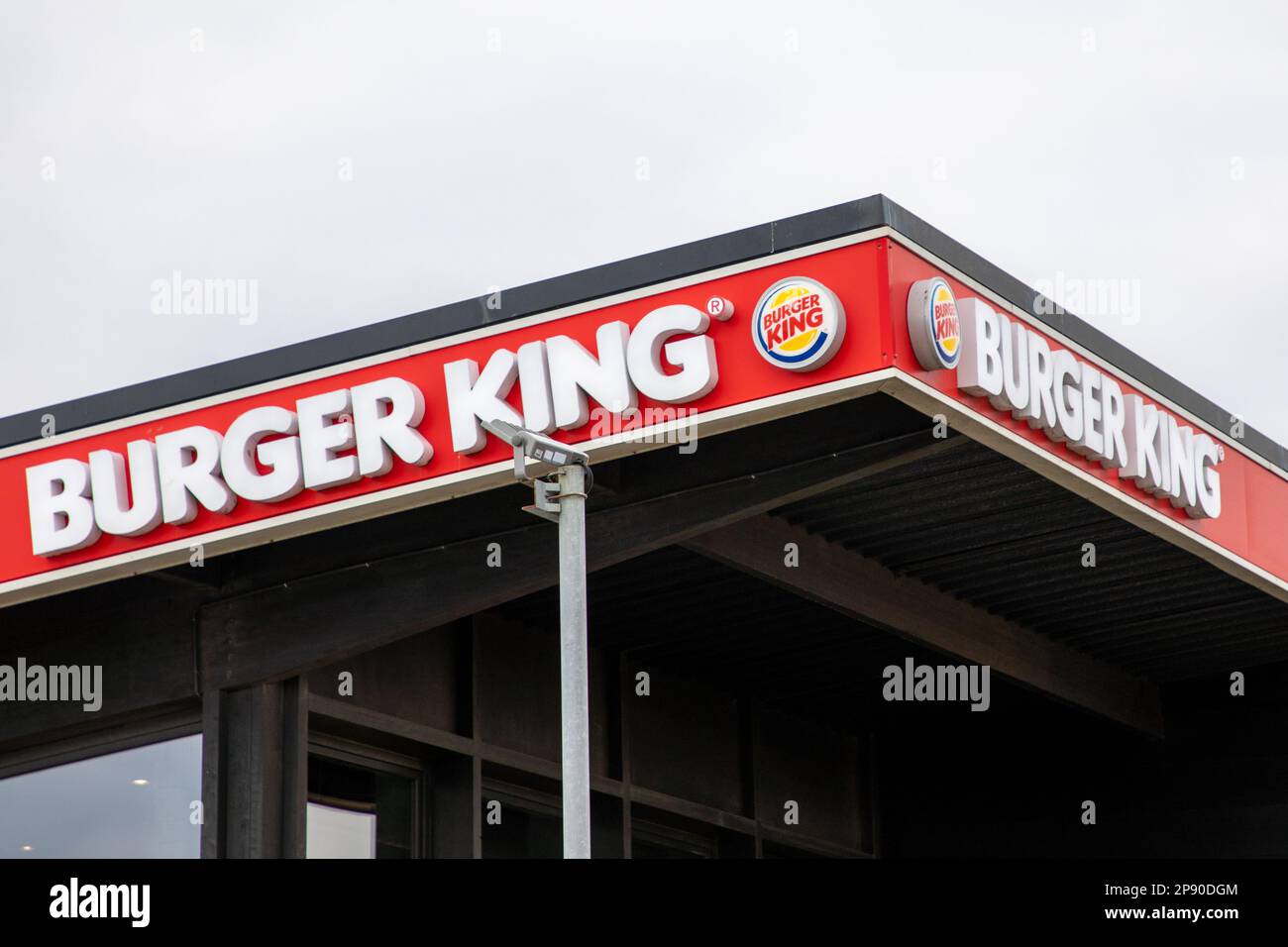 Bordeaux , Aquitaine Francia - 02 27 2023 : Burger King segno di marca e logo facciata noi fast food catena di ristoranti franchising Foto Stock
