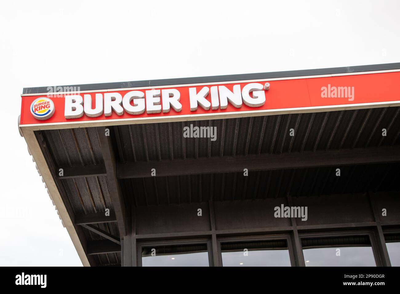 Bordeaux , Aquitaine France - 02 27 2023 : Burger King ingresso american ristorante segno di testo e marchio logo di noi fastfood franchising Foto Stock