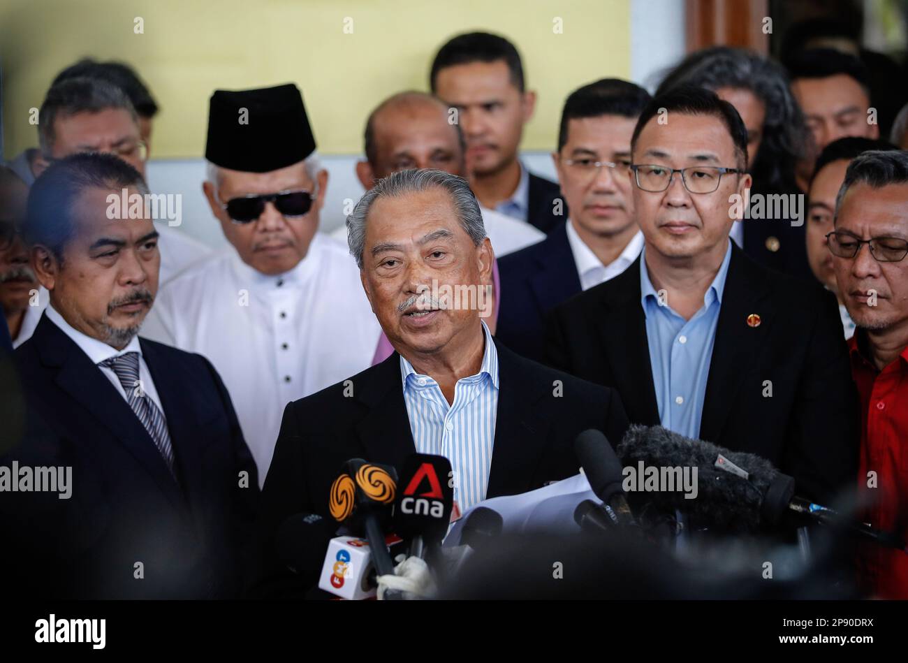 Kuala Lumpur, Malesia. 10th Mar, 2023. L'ex primo ministro malese Muhyiddin Yassin (C) parla ai media al di fuori del tribunale di Kuala Lumpur. Muhyiddin Yassin è stato accusato di quattro casi di corruzione e di due accuse di riciclaggio di denaro, rendendolo il secondo ex primo ministro ad essere accusato. Credit: SOPA Images Limited/Alamy Live News Foto Stock