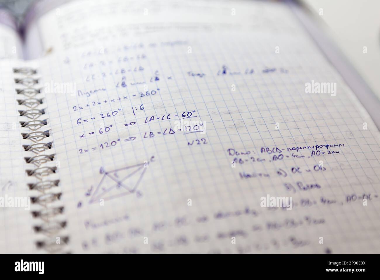 La soluzione del problema in geometria, scritta in un quaderno scolastico Foto Stock