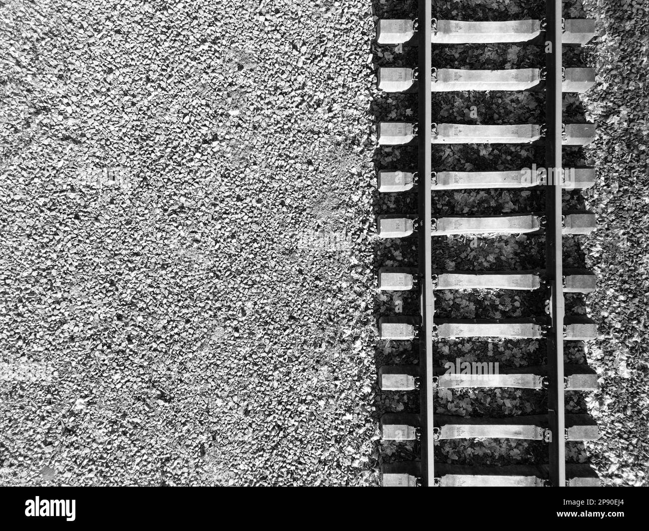 Binari ferroviari dall'aria una linea ferroviaria abbandonata Foto Stock