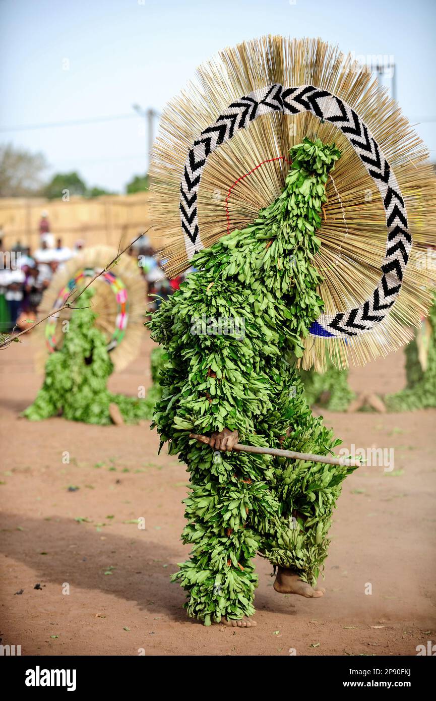 Indossatori di maschere a foglia al Festival di stima a Dedougou, Burkina Faso Foto Stock