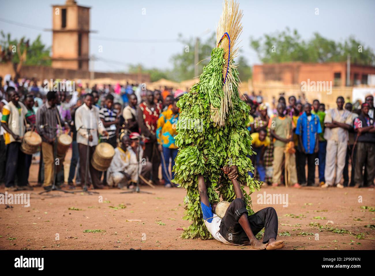 Un indossatore di maschere a foglia si esibisce con un musicista al Festival di stima a Dedougou, Burkina Faso Foto Stock