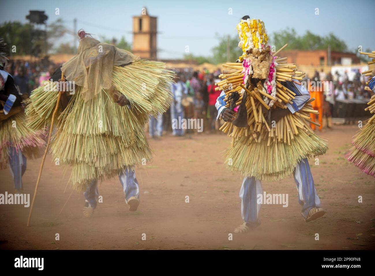 Figure mascherate che si esibiscono al Festival di stima a Dedougou, Burkina Faso Foto Stock