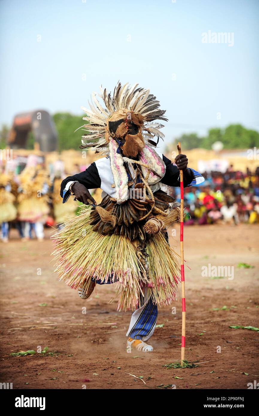 Figura mascherata che si esibisce al Festival di stima a Dedougou, Burkina Faso Foto Stock