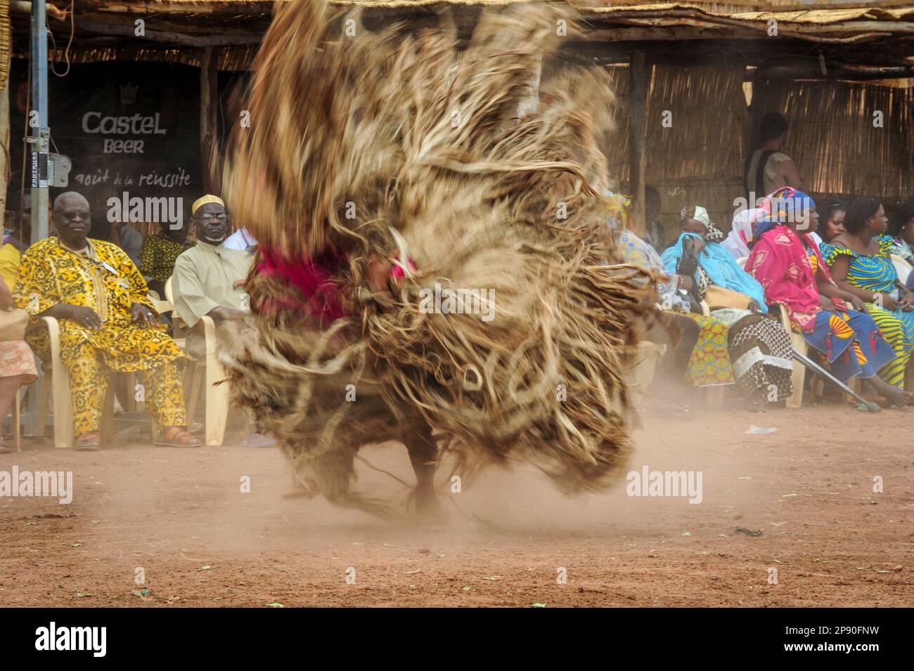 Un portatore di maschere in fibra danzante freneticamente davanti alla folla al Festival di stima a Dedougou, Burkina Faso Foto Stock