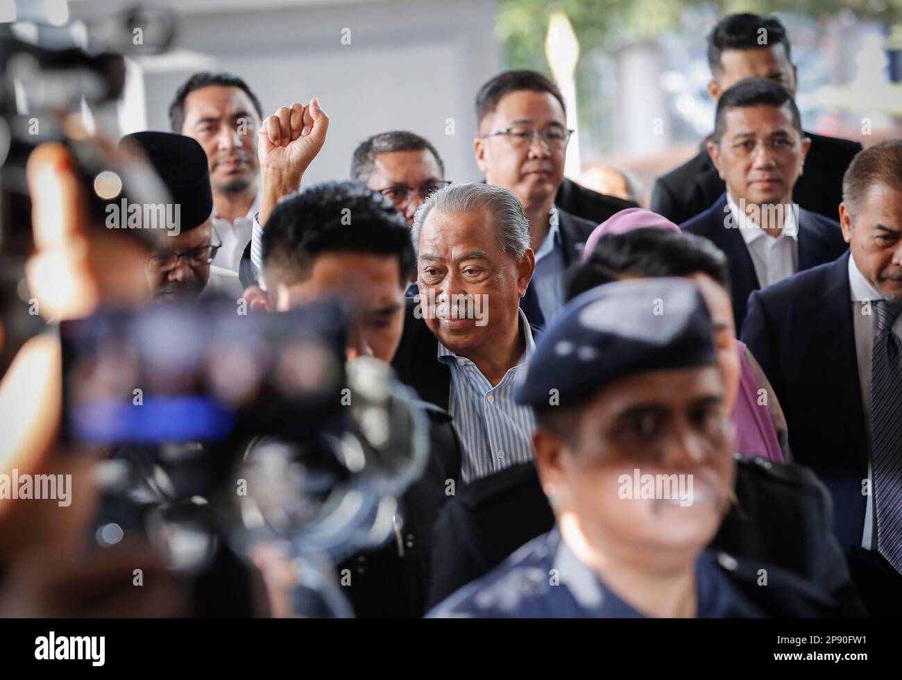 Kuala Lumpur, Malesia. 10th Mar, 2023. L'ex primo ministro malese Muhyiddin Yassin (C) ondeggia mentre arriva al tribunale di Kuala Lumpur. Muhyiddin Yassin è stato accusato di quattro casi di corruzione e di due accuse di riciclaggio di denaro, rendendolo il secondo ex primo ministro ad essere accusato. (Foto di Wong Fok Loy/SOPA Images/Sipa USA) Credit: Sipa USA/Alamy Live News Foto Stock