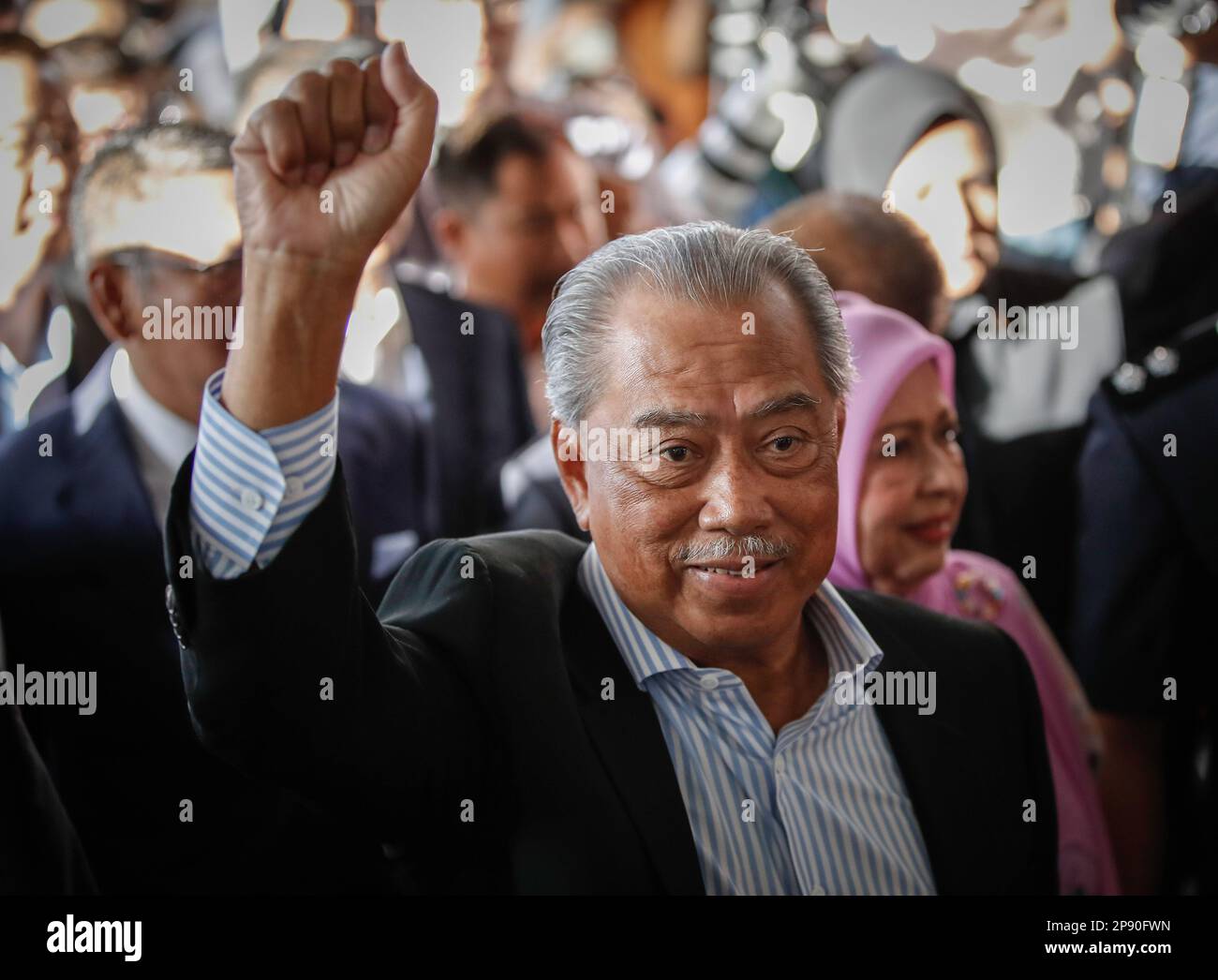 Kuala Lumpur, Malesia. 10th Mar, 2023. L'ex primo ministro malese Muhyiddin Yassin (C) ondeggia mentre arriva al tribunale di Kuala Lumpur. Muhyiddin Yassin è stato accusato di quattro casi di corruzione e di due accuse di riciclaggio di denaro, rendendolo il secondo ex primo ministro ad essere accusato. (Foto di Wong Fok Loy/SOPA Images/Sipa USA) Credit: Sipa USA/Alamy Live News Foto Stock