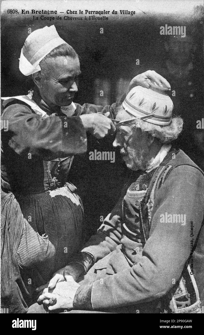 Claude Lacourarie - Breton fotografo - vita rurale della Bretagna intorno al 1900 - al Wigmaker in un villaggio in Bretagna Foto Stock